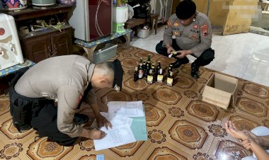 Sat Samapta Polres Pekalongan Sita Puluhan Botol Miras dari  Warung dan Kafe