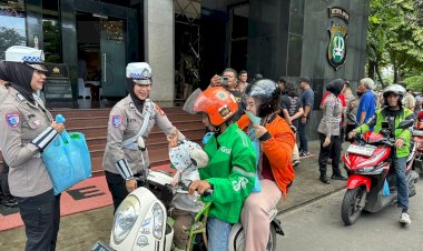 Gelar Jumat Peduli, Polda Metro Jaya Salurkan 400 Paket Sembako Untuk Pengemudi Ojek Online