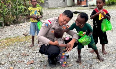 Momen Harmonis Personel Satgas Ops Damai Cartenz Bersama Masyarakat dan Anak-Anak di Mimika