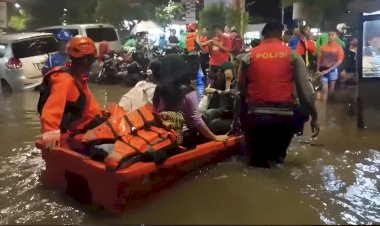 Tim SAR Brimob Polda Metro Jaya Evakuasi dan Berikan Bantuan Pelayanan Kepada Warga Di lokasi Banjir