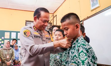 Siswa SD di Cipayung Ucapkan Terima Kasih ke Kapolda dan Kapolres, Dapat Hadiah Peralatan Sekolah