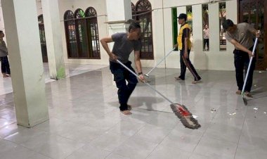 Pasca Olah TKP, Polres Metro Jakarta Utara Bersihkan Masjid SMAN 72 Kelapa Gading untuk Pulihkan Kondisi dan Hilangkan Traumatis Warga Sekolah