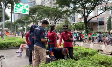 Personel Ditpamobvit Polda Metro Jaya Sigap Bantu Warga Alami Gangguan Kesehatan saat CFD di FX Sudirman