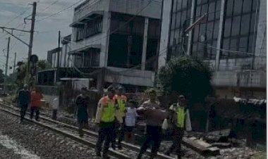 Polisi Sigap Berikan Pertolongan kepada Anak Kecil yang Terserempet Kereta di Pademangan