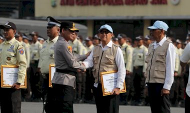 Kapolda Metro Jaya Berikan Penghargaan kepada Satpam dan Satkamling Berprestasi