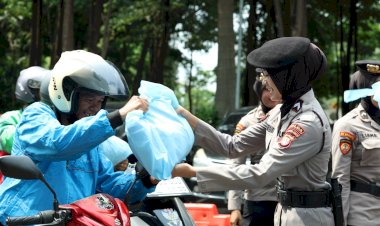 Polda Metro Jaya dan Mitra Gelar Jum'at Peduli bagi Pengemudi Ojol serta PHL