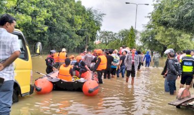 Polri Bantu Warga di Sejumlah Pemukiman Yang Terdampak Banjir di Batuphat Barat
