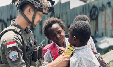 Personel Satgas Ops Damai Cartenz Sektor Intan Jaya Laksanakan Pengobatan dan Bagikan Susu untuk Anak-Anak Papua