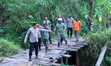 Kondisi Kritis, Kapolres Pekalongan Cek Langsung Jembatan Penghubung Dua Desa yang Rusak Parah