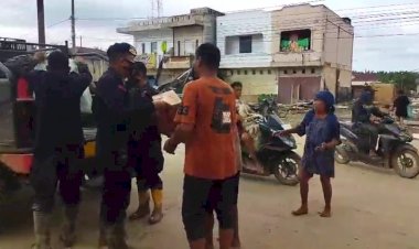 Polisi Bagikan Makanan untuk Korban Banjir, Redam Kepanikan dan Pastikan Distribusi Bantuan Tetap Lancar