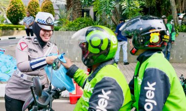 Sinergi Humanis Polda Metro Jaya Ajak Ojol dan PHL Jaga Jakarta Lewat Jumat Peduli