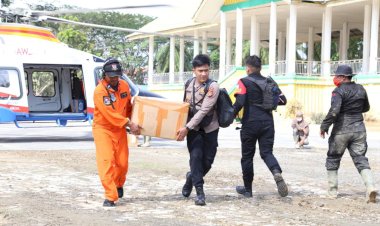 Helikopter AW169 Polri Distribusikan 348 Kg Logistik Kemanusiaan untuk Korban Bencana di Aceh Tamiang