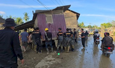 Bahu Membahu, Brimob Pindahkan Rumah Terseret Banjir yang Melintang di Jalan Nasional Tamiang–Langsa