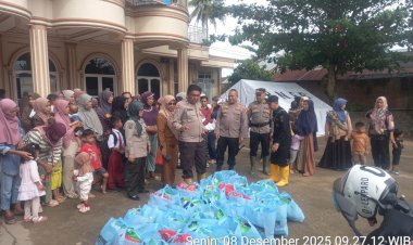 Polda Sumbar Salurkan Bantuan untuk Ibu dan Balita Terdampak Banjir Bandang di Nanggalo