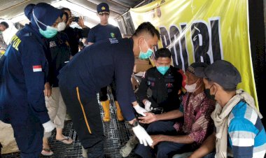 Nakes Polri Berikan Layanan Kesehatan Gratis bagi Korban Banjir di Aceh Tamiang