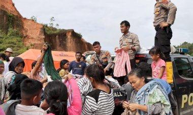 Polres Tapteng Bagikan Bantuan Pakaian untuk Korban Banjir