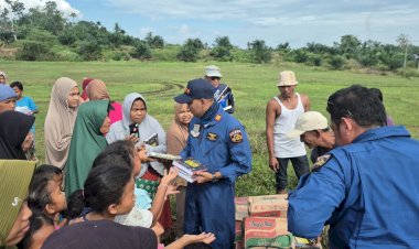 Pilot dan Kru Helikopter Salurkan Amanah Al-Qur’an untuk Anak-Anak Terdampak Banjir di Aceh Tamiang