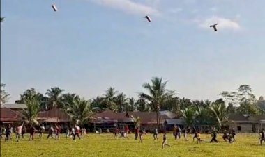 Keseruan Warga Menyambut Helibox, Bantuan Udara Hadirkan Suka Cita di Simpang Jernih
