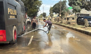 Minimalisir Debu Pasca Banjir, Polri Lakukan Pembersihan dan Penyiraman Jalan Protokol Aceh Tamiang