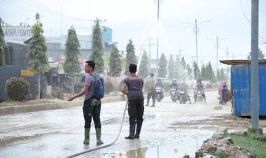 Polri Bantu Kuras Air Yang Merendam Kompi Senapan A Yonif 111 / Karma Bakti, Aceh Tamiang