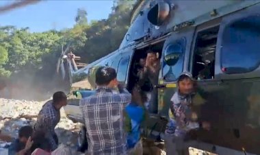 Haru TNI Awak Heli Pengantar Logistik saat Diberi Sepikul Durian dari Warga Terisolasi Gayo Lues