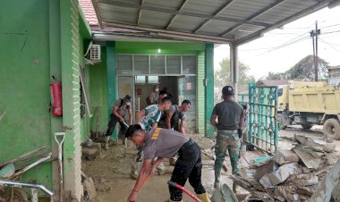 Sinergitas TNI–Polri Bersihkan Puskesmas Kuala Simpang Pasca Banjir