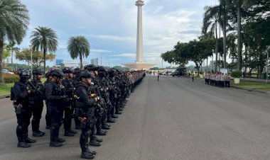Brimob Polda Metro Jaya Hadir Berikan Pelayanan pada Aksi Penyampaian Aspirasi PERDA KSPI di Monas
