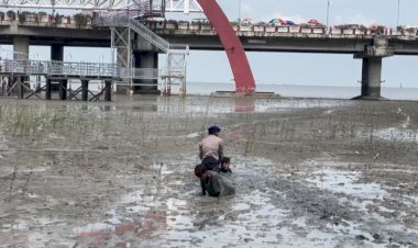 Respons Cepat Dit Polairud Polda Jatim Selamatkan Dua Anak Terjebak Lumpur di Wisata Kenjeran