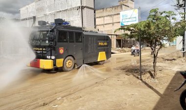 Water Cannon Disemprotkan di Jalan Lintas Aceh Selatan, Polri Minimalisir Debu Pasca Banjir