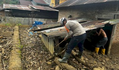 Tim SAR Brimob BKO Polda Sumbar Lakukan Pencarian Korban dan Salurkan Bantuan Banjir di Palembayan