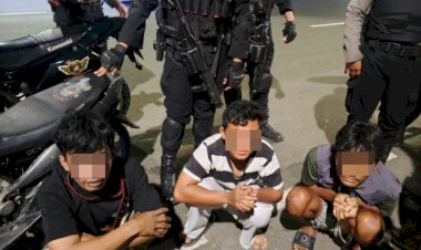 Patroli Brimob Batalyon B Pelopor Bubarkan Aksi Balap Liar di Duren Sawit, Warga Amankan Remaja dan BBM