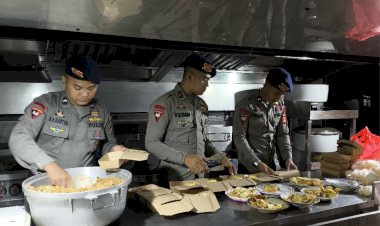 Brimob Polda Metro Jaya Dirikan Dapur Lapangan untuk Bantu Warga Terdampak Banjir di Jakarta Utara