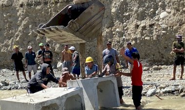 Polri-TNI Terus Lakukan Penanganan Banjir Donggala, Akses Jalan Mulai Dibuka dan Pembersihan Rumah Warga Digencarkan