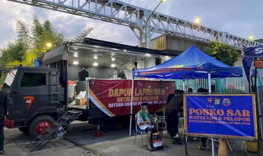 Brimob Polda Metro Jaya Gelar Dapur Lapangan untuk Warga Terdampak Banjir di Rawa Teratai, Jakarta Timur