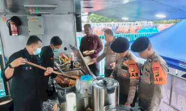 Polri Bergerak Tangani Banjir Cakung, Kerahkan 132 Personel, Perahu Taktis, Kendaraan 4x4, dan Dapur Lapangan Brimob