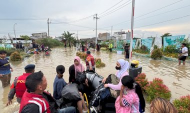 Brimob Polda Metro Jaya Terus Laksanakan Evakuasi Warga Terdampak Banjir di Perumahan The Nebraska Terrace
