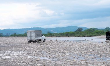 Seberangi Sungai, Petugas SPPG di Pedalaman NTT Bertaruh Nyawa Antar MBG, Harap Jembatan Dibangun