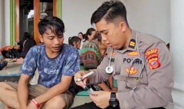 Polri “All Out” Evakuasi, Hadirkan Randurlap dan Patroli Kesehatan Door to Door untuk Korban Banjir Karawang