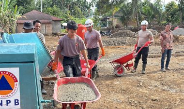 Tim SAR Resimen II Pas Pelopor Normalisasi Sungai dan Dukung Pembangunan Huntara di Agam