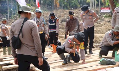 Polres Bener Meriah dan Brimob Polda Aceh Bangun Jembatan Darurat di Kampung Setie Kecamatan Timang Gajah