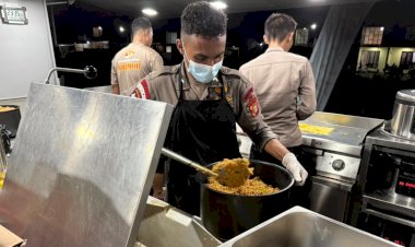 Banjir Rendam Sukamekar Bekasi, Brimob PMJ Dirikan Dapur Lapangan untuk Warga