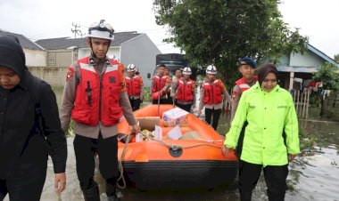 Kapolda Metro Jaya Salurkan Bantuan, Ringankan Beban Warga Terdampak Banjir