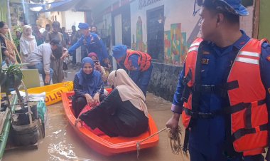 Ditpolairud Polda Metro Jaya Antar Warga Pulang di Tengah Banjir Kebon Pala
