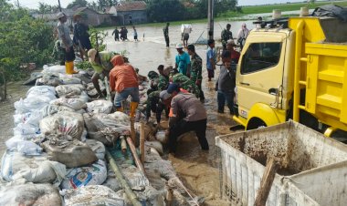 Tanggul Jebol di Muara Gembong, Brimob Bersama TNI dan Warga Bahu-Membahu Lakukan Penanganan