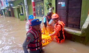 Sigap di Tengah Banjir, Tim SAR Ditpolairud Polda Metro Jaya Evakuasi Warga