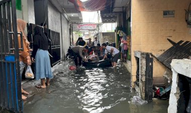 Siaga Kemanusiaan, Gegana Brimob Metro Jaya Evakuasi Warga Terdampak Banjir di Jakbar