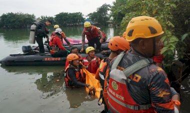 Tim SAR Brimob Polda Metro Evakuasi Ibu-ibu yang Tenggelam di Danau Bekasi