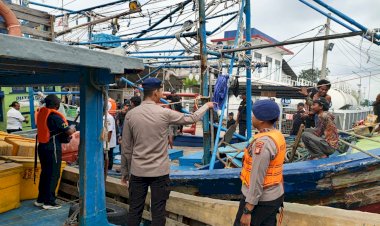 Ditpolairud Polda Metro Jaya Relokasi 12 Kapal Perikanan Mangkrak di Muara Angke