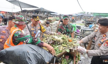 Kebersamaan di Pasar Babakan: TNI-Polri dan Warga Kompak Bersih-bersih Lingkungan
