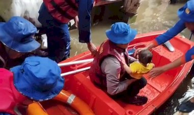 Dari Evakuasi Bayi Sampai Motor, Ditpolairud Polda Metro Jaya Langsung Aksi Tangani Banjir di Kebon Pala